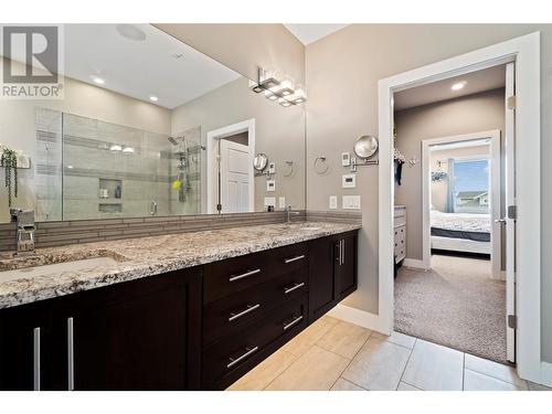 831 Clarance Avenue, Kelowna, BC - Indoor Photo Showing Bathroom