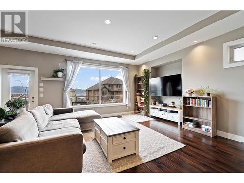 831 Clarance Avenue, Kelowna, BC - Indoor Photo Showing Living Room