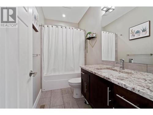 831 Clarance Avenue, Kelowna, BC - Indoor Photo Showing Bathroom