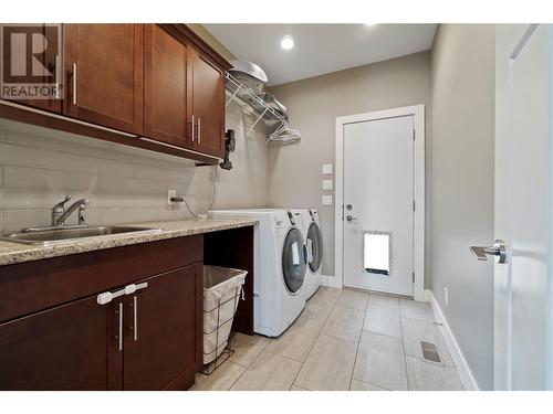 831 Clarance Avenue, Kelowna, BC - Indoor Photo Showing Laundry Room