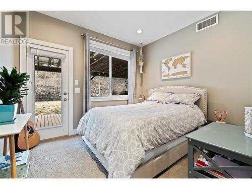 831 Clarance Avenue, Kelowna, BC - Indoor Photo Showing Bedroom