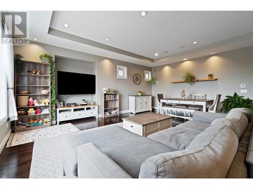 831 Clarance Avenue, Kelowna, BC - Indoor Photo Showing Living Room