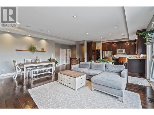 831 Clarance Avenue, Kelowna, BC - Indoor Photo Showing Living Room