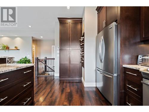 831 Clarance Avenue, Kelowna, BC - Indoor Photo Showing Kitchen