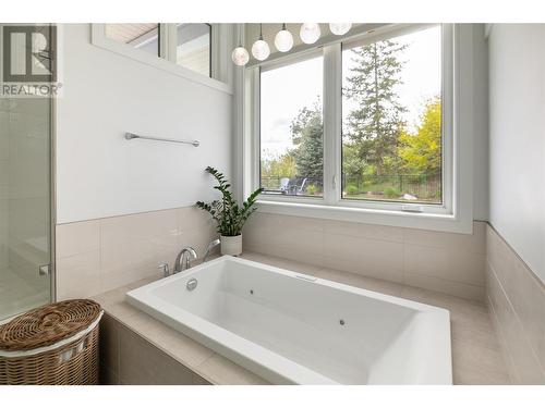 689 Birdie Lake Place, Vernon, BC - Indoor Photo Showing Bathroom