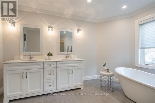 5646 Roseville Court, Burlington, ON - Indoor Photo Showing Bathroom
