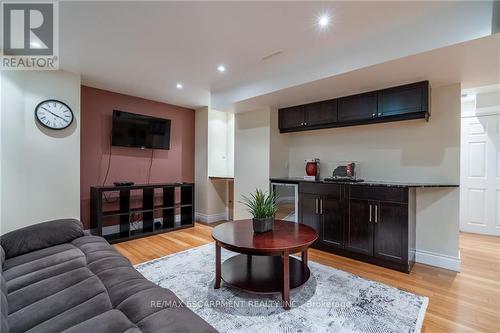 5646 Roseville Court, Burlington, ON - Indoor Photo Showing Living Room