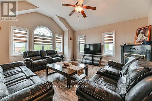 212 Lena Crescent, Cambridge, ON - Indoor Photo Showing Living Room