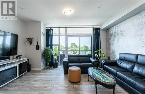 303 - 120 Springvalley Crescent, Hamilton, ON - Indoor Photo Showing Living Room