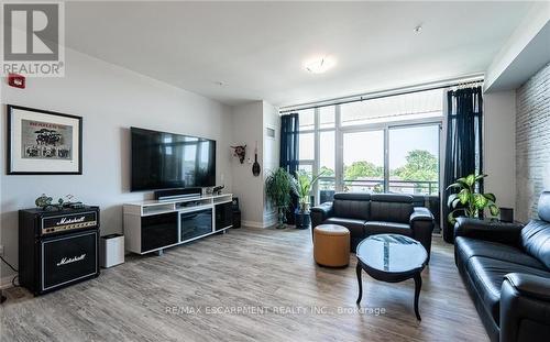 303 - 120 Springvalley Crescent, Hamilton, ON - Indoor Photo Showing Living Room