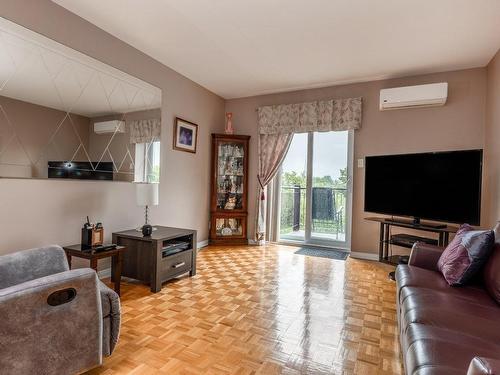 Living room - 309-9910 Boul. Gouin E., Montréal (Rivière-Des-Prairies/Pointe-Aux-Trembles), QC - Indoor Photo Showing Living Room