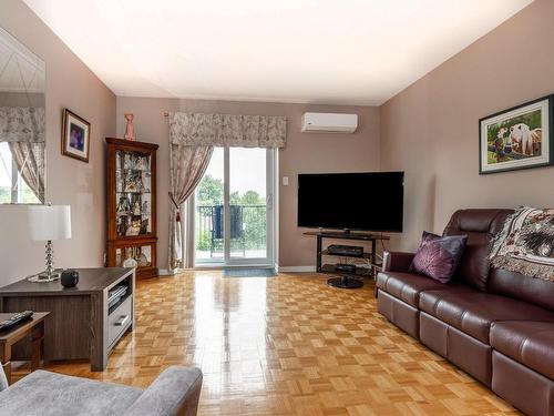 Living room - 309-9910 Boul. Gouin E., Montréal (Rivière-Des-Prairies/Pointe-Aux-Trembles), QC - Indoor Photo Showing Living Room