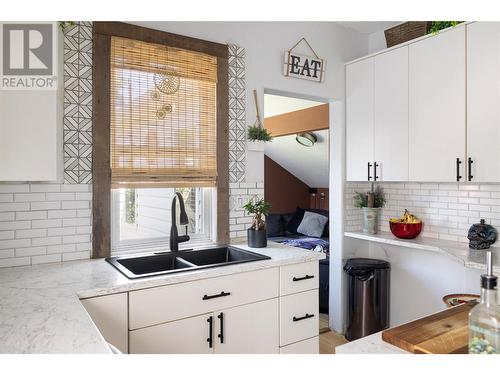 1602 30Th Street, Vernon, BC - Indoor Photo Showing Kitchen With Double Sink