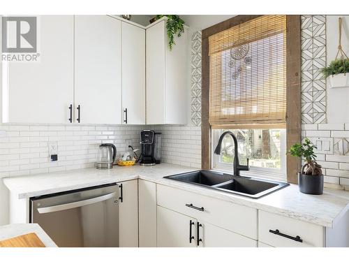 1602 30Th Street, Vernon, BC - Indoor Photo Showing Kitchen With Double Sink With Upgraded Kitchen