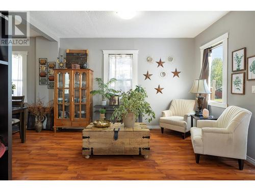 1602 30Th Street, Vernon, BC - Indoor Photo Showing Living Room