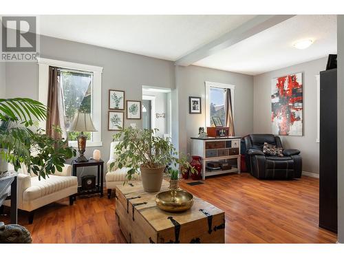 1602 30Th Street, Vernon, BC - Indoor Photo Showing Living Room