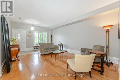 82 Joseph Crescent, Barrie, ON - Indoor Photo Showing Living Room