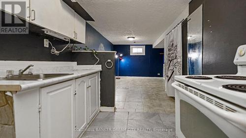 112 Hansen Road N, Brampton, ON - Indoor Photo Showing Kitchen