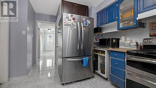 112 Hansen Road N, Brampton, ON - Indoor Photo Showing Kitchen