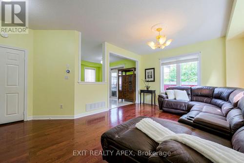 16 Susan Avenue, Brampton, ON - Indoor Photo Showing Living Room