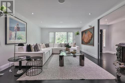 32 Apollo Drive, Toronto (Banbury-Don Mills), ON - Indoor Photo Showing Living Room