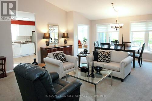 15 Niagara Trail, Clarington, ON - Indoor Photo Showing Living Room