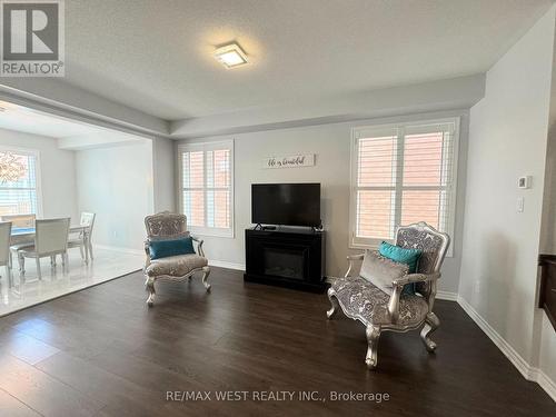 33 Feeder Street, Brampton, ON - Indoor Photo Showing Living Room