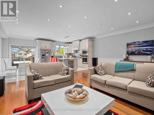 38A North Woodrow Boulevard, Toronto, ON - Indoor Photo Showing Living Room