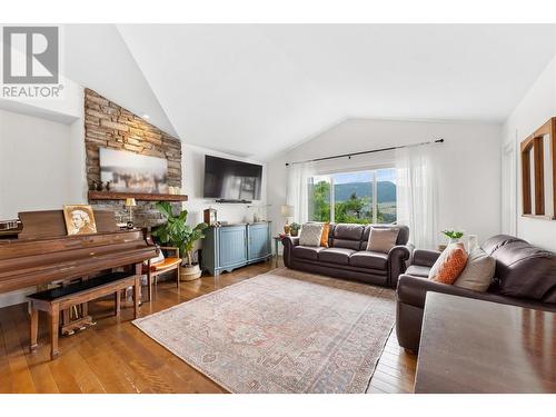 12618 Lake Vista Court, Lake Country, BC - Indoor Photo Showing Living Room