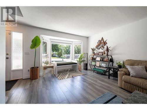 294 Marigold Road, Kelowna, BC - Indoor Photo Showing Living Room