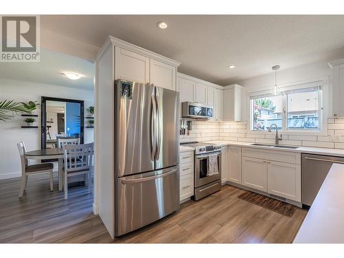 294 Marigold Road, Kelowna, BC - Indoor Photo Showing Kitchen With Stainless Steel Kitchen With Double Sink With Upgraded Kitchen