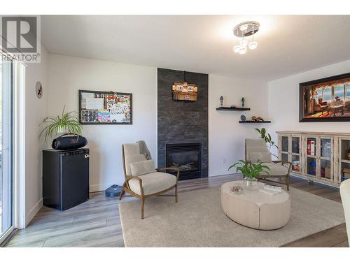 294 Marigold Road, Kelowna, BC - Indoor Photo Showing Kitchen With Double Sink With Upgraded Kitchen