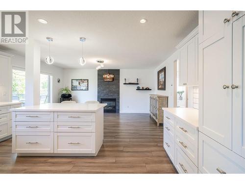 294 Marigold Road, Kelowna, BC - Indoor Photo Showing Living Room