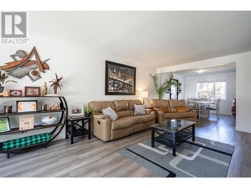 294 Marigold Road, Kelowna, BC - Indoor Photo Showing Living Room