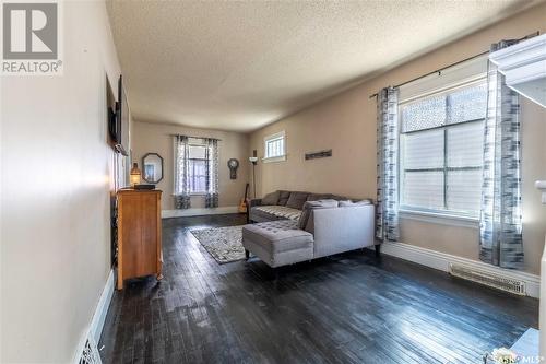 1090 1St Avenue Ne, Moose Jaw, SK - Indoor Photo Showing Living Room