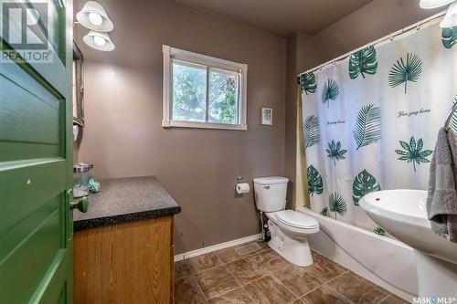 1090 1St Avenue Ne, Moose Jaw, SK - Indoor Photo Showing Bathroom