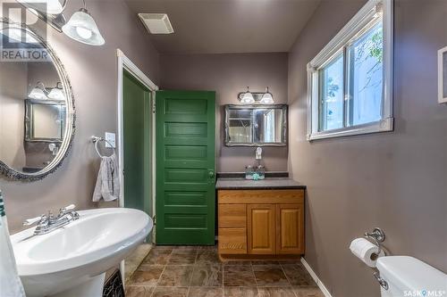 1090 1St Avenue Ne, Moose Jaw, SK - Indoor Photo Showing Bathroom