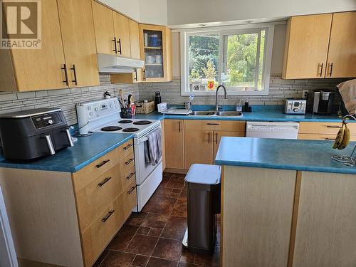 1045 Spencer Place, Williams Lake, BC - Indoor Photo Showing Kitchen With Double Sink