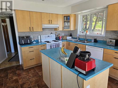 1045 Spencer Place, Williams Lake, BC - Indoor Photo Showing Kitchen With Double Sink