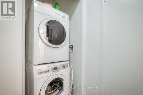 915 - 27 Bathurst Street, Toronto, ON - Indoor Photo Showing Laundry Room