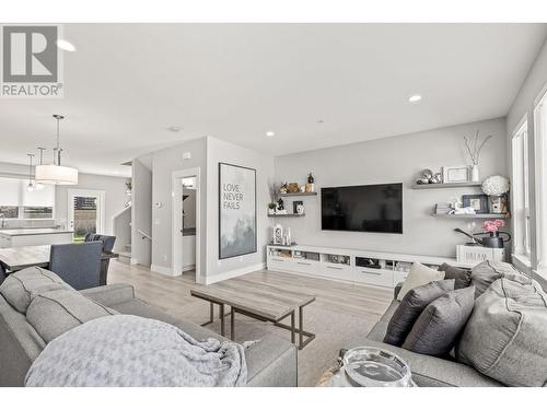 12798 Lake Hill Drive Unit# 56, Lake Country, BC - Indoor Photo Showing Living Room