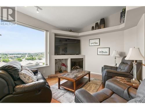 124 Sarsons Road Unit# 71, Vernon, BC - Indoor Photo Showing Living Room With Fireplace