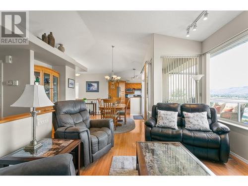 124 Sarsons Road Unit# 71, Vernon, BC - Indoor Photo Showing Living Room