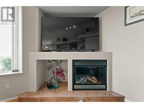 124 Sarsons Road Unit# 71, Vernon, BC - Indoor Photo Showing Living Room With Fireplace