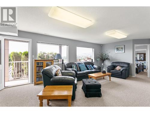 124 Sarsons Road Unit# 71, Vernon, BC - Indoor Photo Showing Living Room