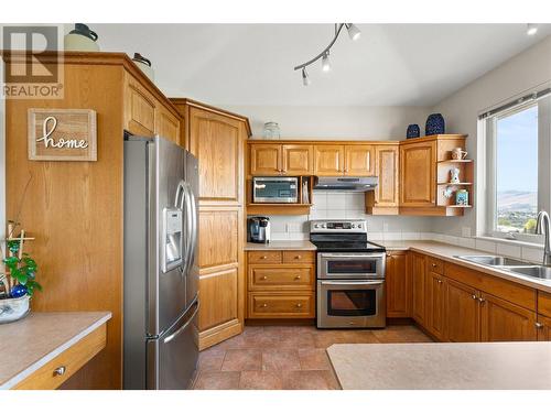 124 Sarsons Road Unit# 71, Vernon, BC - Indoor Photo Showing Kitchen With Double Sink