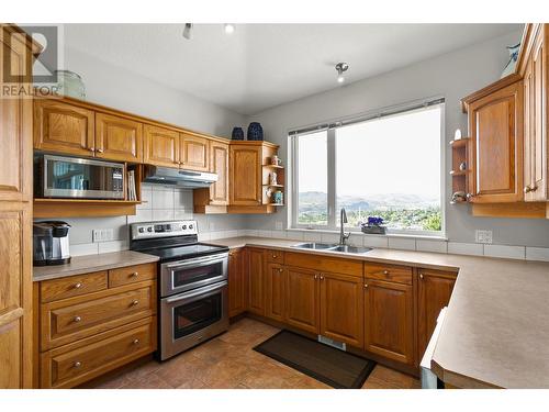 124 Sarsons Road Unit# 71, Vernon, BC - Indoor Photo Showing Kitchen With Double Sink