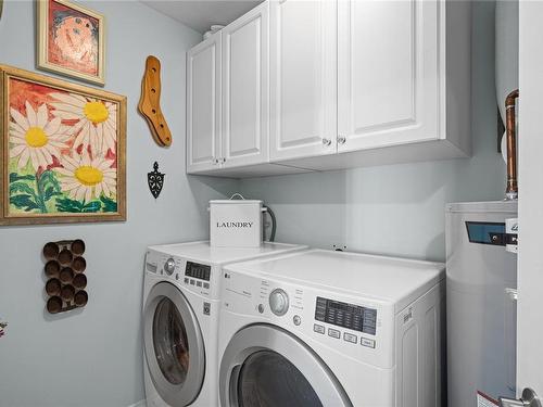 309-220 Island Hwy West, Parksville, BC - Indoor Photo Showing Laundry Room