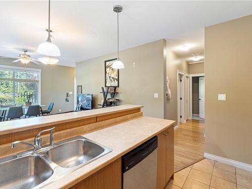 101-2115 Meredith Rd, Nanaimo, BC - Indoor Photo Showing Kitchen With Double Sink