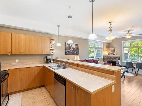 101-2115 Meredith Rd, Nanaimo, BC - Indoor Photo Showing Kitchen With Double Sink